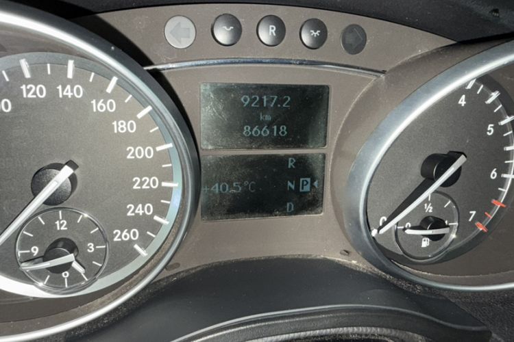 Used Mercedes-Benz R-Class 2017 R 320 4MATIC Business Edition Prestige Model Odometer Close Up