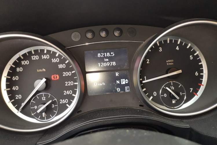 Used Mercedes-Benz R-Class 2017 R 320 4MATIC Business Edition Prestige Model Odometer Close Up
