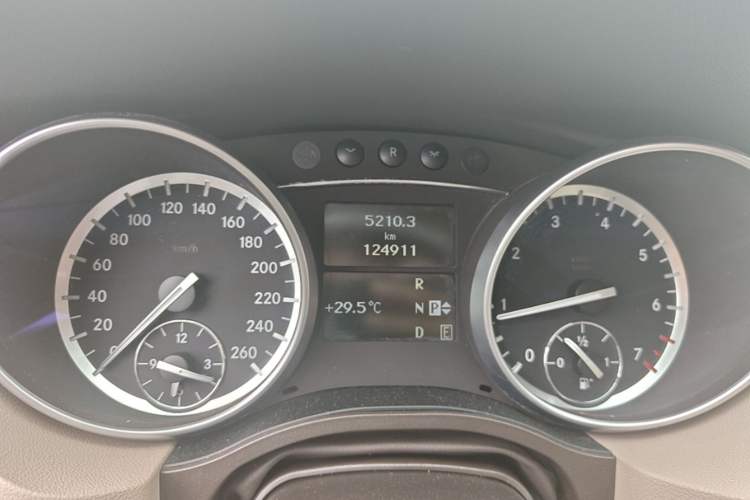 Used Mercedes-Benz R-Class 2017 R 320 4MATIC Business Edition Prestige Model Odometer Close Up