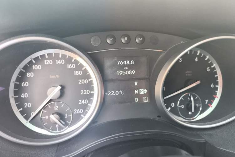 Used Mercedes-Benz R-Class 2017 R 320 4MATIC Business Edition Prestige Model Odometer Close Up
