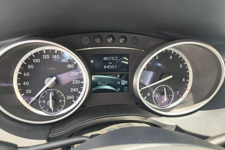 Used Mercedes-Benz R-Class 2017 R 320 4MATIC Business Edition Prestige Model Odometer Close Up