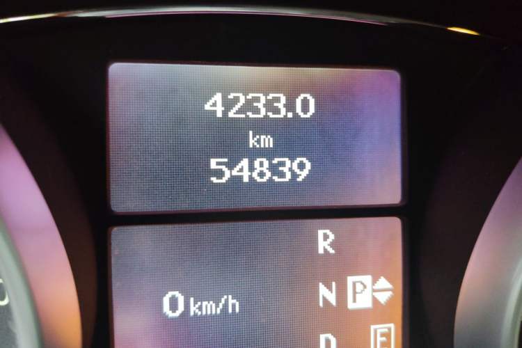 Used Mercedes-Benz R-Class 2017 R 320 4MATIC Luxury Collection Edition Odometer Close Up
