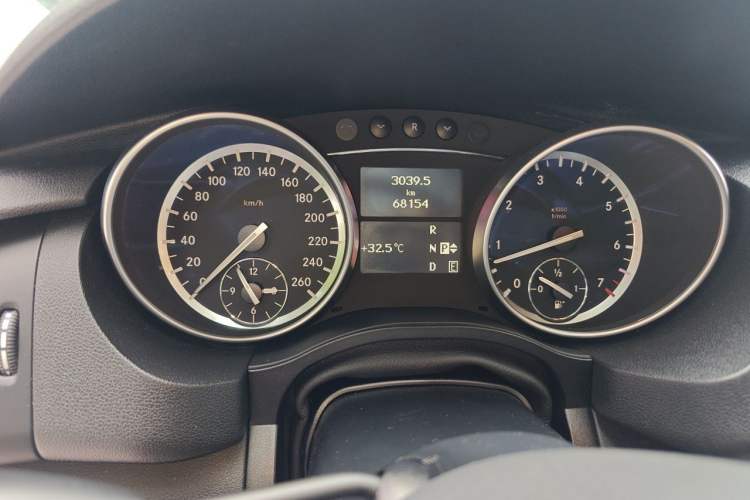 Used Mercedes-Benz R-Class 2017 R 320 4MATIC Business Edition Prestige Model Odometer Close Up