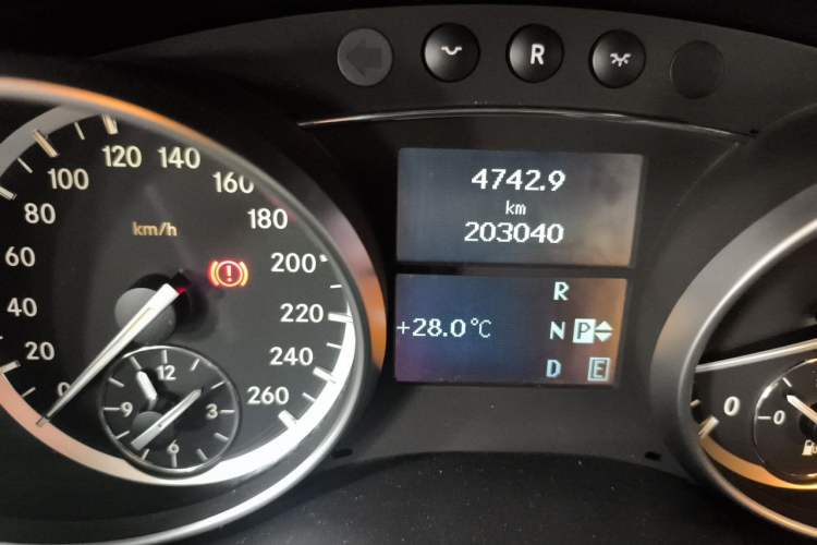 Used Mercedes-Benz R-Class 2017 R 320 4MATIC Business Edition Prestige Model Odometer Close Up