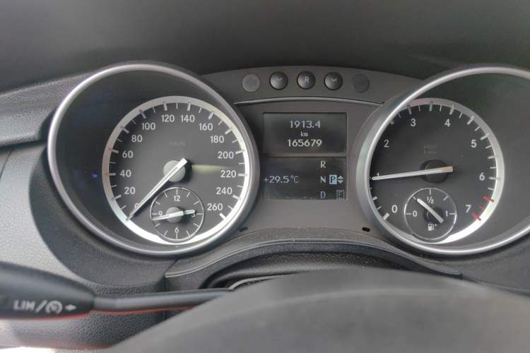 Used Mercedes-Benz R-Class 2017 R 320 4MATIC Business Edition Prestige Model Odometer Close Up