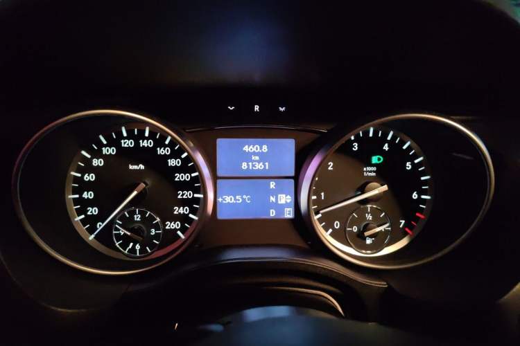 Used Mercedes-Benz R-Class 2017 R 320 4MATIC Luxury Collection Edition Odometer Close Up