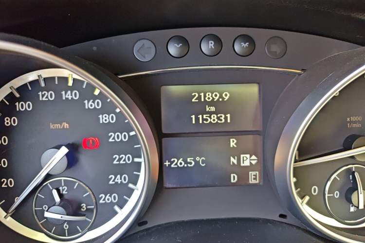 Used Mercedes-Benz R-Class 2017 R 320 4MATIC Business Edition Prestige Model Odometer Close Up