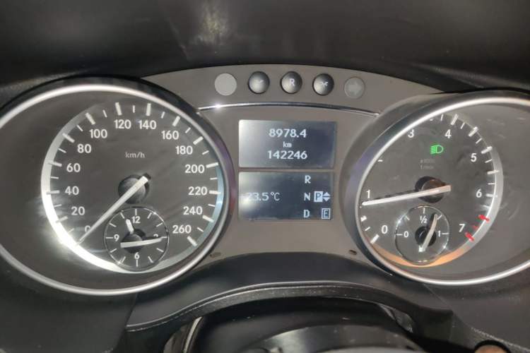 Used Mercedes-Benz R-Class 2017 R 320 4MATIC Business Edition Prestige Model Odometer Close Up