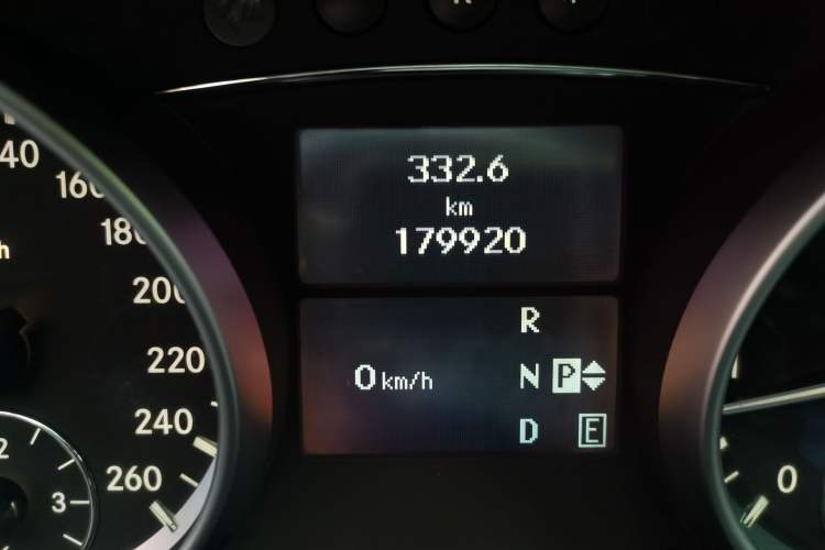 Used Mercedes-Benz R-Class 2017 R 400 4MATIC Exclusive Edition Odometer Close Up