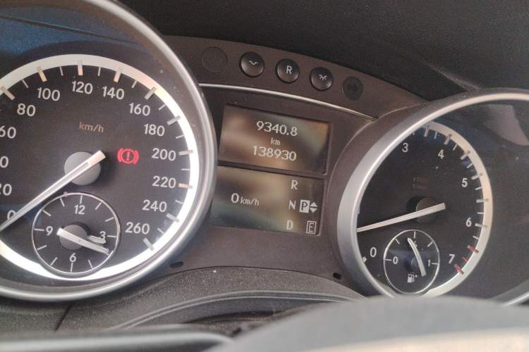 Used Mercedes-Benz R-Class 2017 R 320 4MATIC Business Edition Prestige Model Odometer Close Up