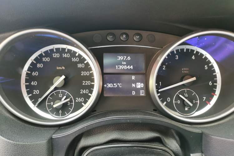 Used Mercedes-Benz R-Class 2017 R 320 4MATIC Business Edition Prestige Model Odometer Close Up