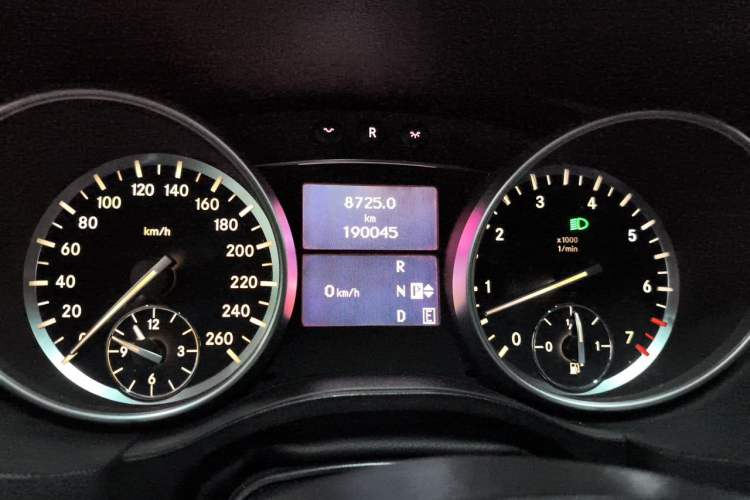 Used Mercedes-Benz R-Class 2017 R 320 4MATIC Business Edition Prestige Model Odometer Close Up