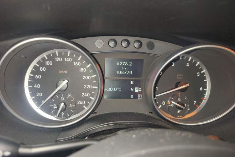 Used Mercedes-Benz R-Class 2017 R 320 4MATIC Business Edition Prestige Model Odometer Close Up