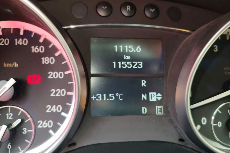 Used Mercedes-Benz R-Class 2017 R 320 4MATIC Luxury Collection Edition Odometer Close Up