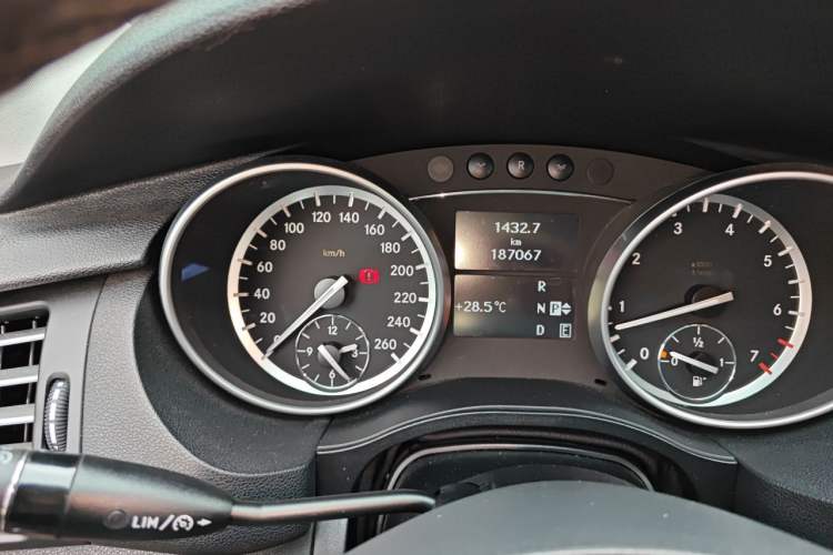 Used Mercedes-Benz R-Class 2017 R 320 4MATIC Business Edition Prestige Model Odometer Close Up
