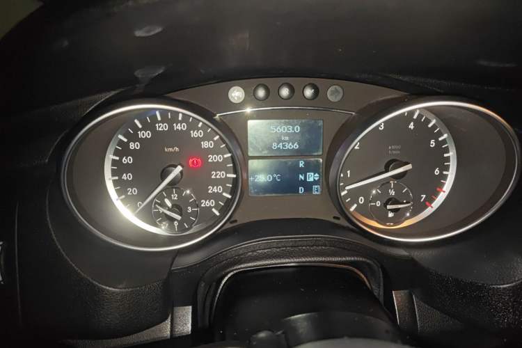 Used Mercedes-Benz R-Class 2017 R 320 4MATIC Luxury Collection Edition Odometer Close Up