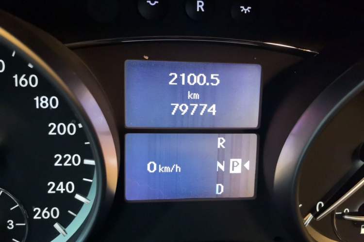 Used Mercedes-Benz R-Class 2017 R 320 4MATIC Business Edition Prestige Model Odometer Close Up