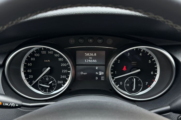 Used Mercedes-Benz R-Class 2017 R 320 4MATIC Business Edition Prestige Model Odometer Close Up