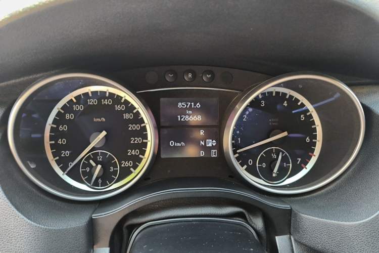 Used Mercedes-Benz R-Class 2017 R 320 4MATIC Business Edition Prestige Model Odometer Close Up