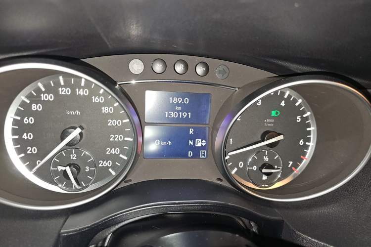 Used Mercedes-Benz R-Class 2017 R 320 4MATIC Business Edition Prestige Model Odometer Close Up