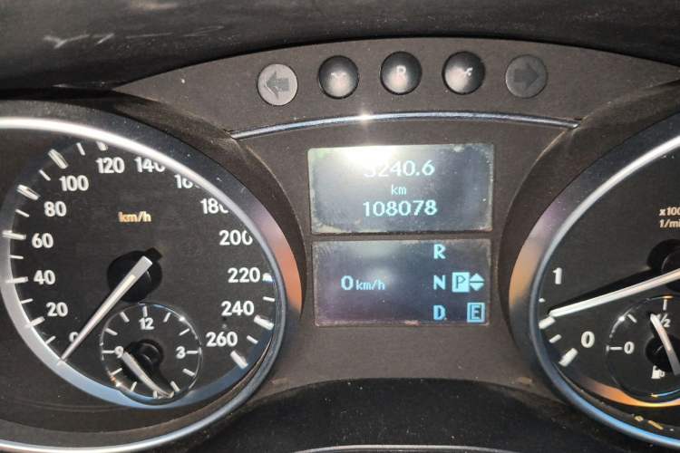 Used Mercedes-Benz R-Class 2017 R 320 4MATIC Business Edition Prestige Model Odometer Close Up