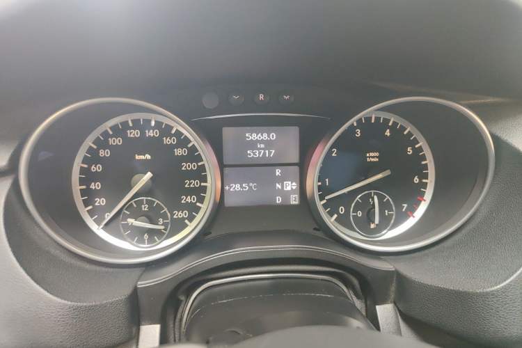 Used Mercedes-Benz R-Class 2017 R 320 4MATIC Business Edition Prestige Model Odometer Close Up