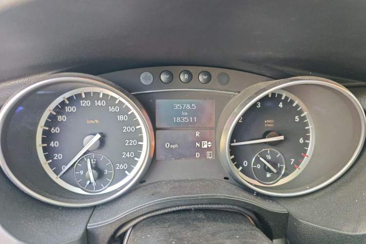 Used Mercedes-Benz R-Class 2017 R 320 4MATIC Business Edition Prestige Model Odometer Close Up