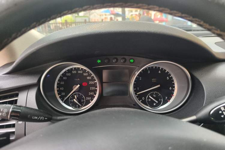 Used Mercedes-Benz R-Class 2017 R 320 4MATIC Business Edition Prestige Model Odometer Close Up