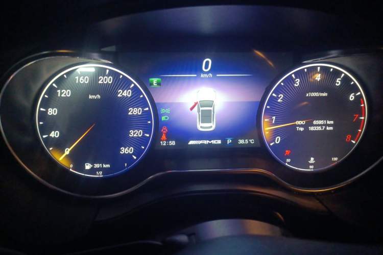 Used Mercedes-Benz R-Class 2017 R 320 4MATIC Luxury Collection Edition Odometer Close Up
