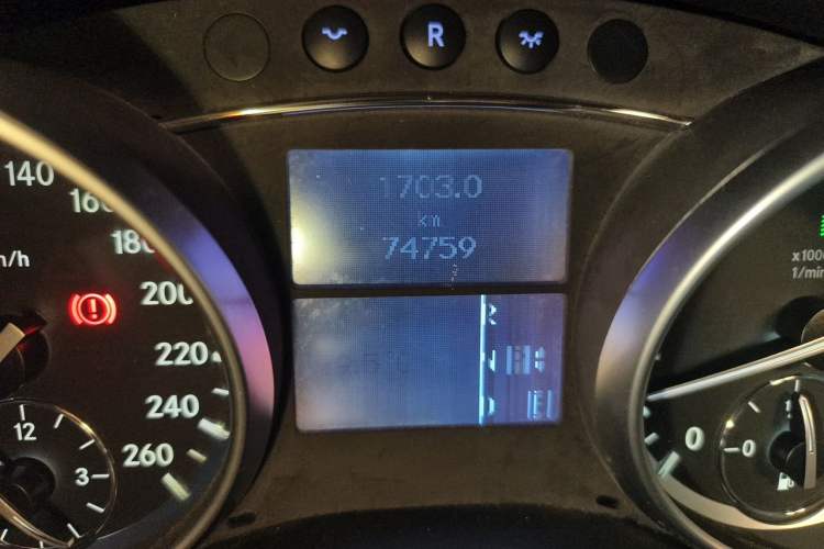 Used Mercedes-Benz R-Class 2017 R 320 4MATIC Business Edition Prestige Model Odometer Close Up