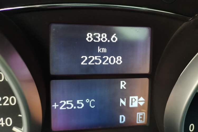 Used Mercedes-Benz R-Class 2017 R 320 4MATIC Business Edition Prestige Model Odometer Close Up