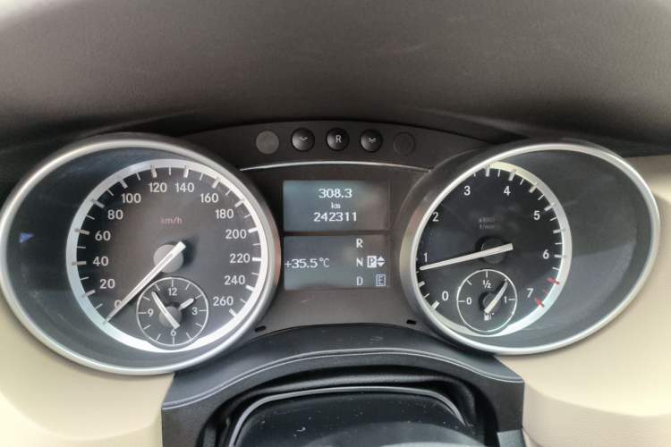 Used Mercedes-Benz R-Class 2017 R 320 4MATIC Luxury Collection Edition Odometer Close Up