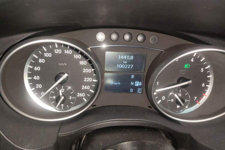 Used Mercedes-Benz R-Class 2017 R 320 4MATIC Business Edition Prestige Model Odometer Close Up