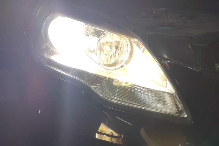 Used Mercedes-Benz R-Class 2017 R 320 4MATIC Luxury Collection Edition Right Front Headlight