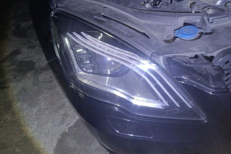 Used Mercedes-Benz R-Class 2017 R 320 4MATIC Luxury Collection Edition Right Front Headlight