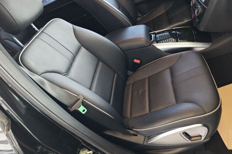 Used Mercedes-Benz R-Class 2017 R 320 4MATIC Business Edition Prestige Model Right Front Seat