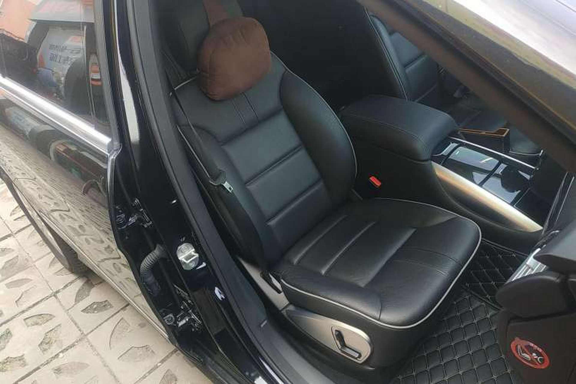 Used Mercedes-Benz R-Class 2017 R 320 4MATIC Business Edition Prestige Model Right Front Seat