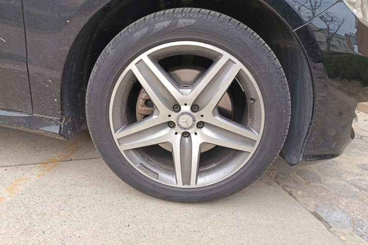 Used Mercedes-Benz R-Class 2017 R 400 4MATIC Exclusive Edition Right Front Wheel Hub
