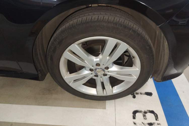 Used Mercedes-Benz R-Class 2017 R 320 4MATIC Luxury Collection Edition Right Front Wheel Hub