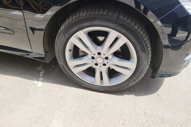 Used Mercedes-Benz R-Class 2017 R 320 4MATIC Luxury Collection Edition Right Front Wheel Hub