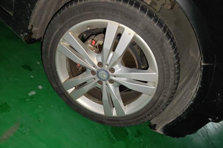 Used Mercedes-Benz R-Class 2017 R 320 4MATIC Luxury Collection Edition Right Front Wheel Hub