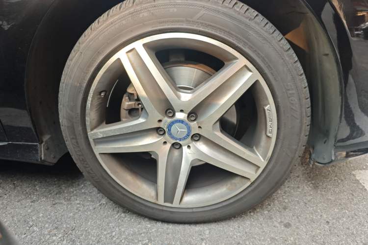 Used Mercedes-Benz R-Class 2017 R 400 4MATIC Exclusive Edition Right Front Wheel Hub
