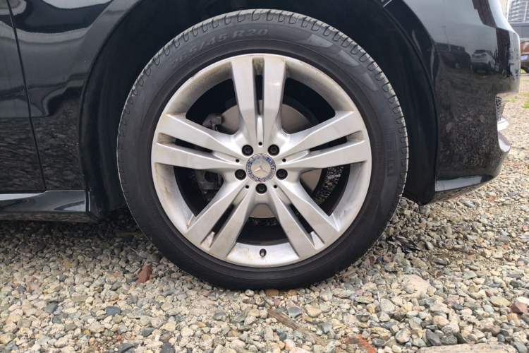 Used Mercedes-Benz R-Class 2017 R 320 4MATIC Luxury Collection Edition Right Front Wheel Hub