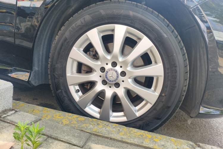 Used Mercedes-Benz R-Class 2017 R 320 4MATIC Business Edition Prestige Model Right Front Wheel Hub