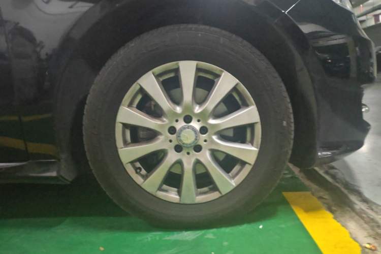 Used Mercedes-Benz R-Class 2017 R 320 4MATIC Business Edition Prestige Model Right Front Wheel Hub