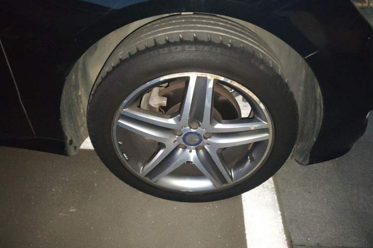 Used Mercedes-Benz R-Class 2017 R 400 4MATIC Exclusive Edition Right Front Wheel Hub