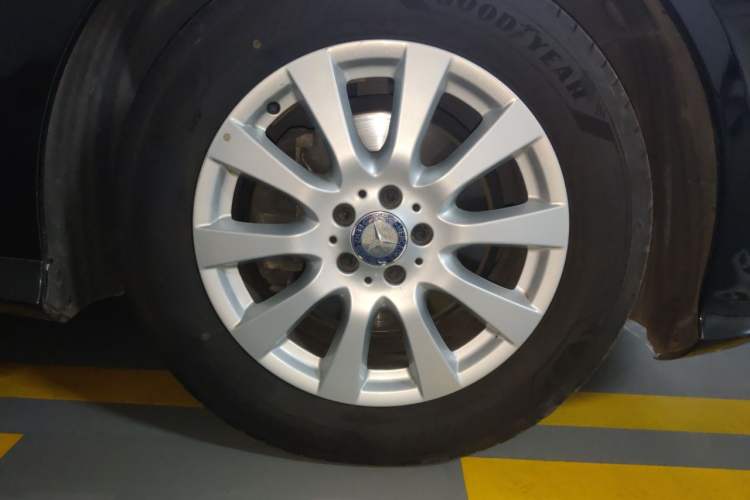 Used Mercedes-Benz R-Class 2017 R 320 4MATIC Business Edition Prestige Model Right Front Wheel Hub