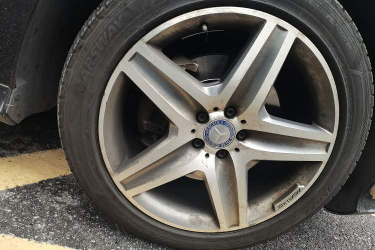 Used Mercedes-Benz R-Class 2017 R 400 4MATIC Exclusive Edition Right Front Wheel Hub