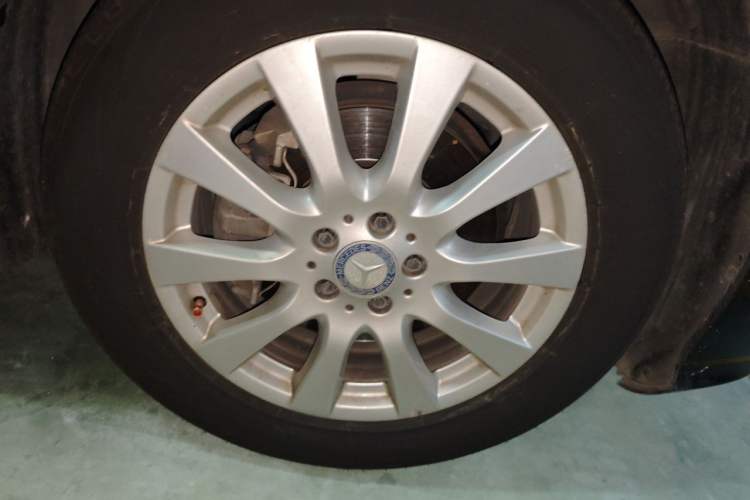 Used Mercedes-Benz R-Class 2017 R 320 4MATIC Business Edition Prestige Model Right Front Wheel Hub