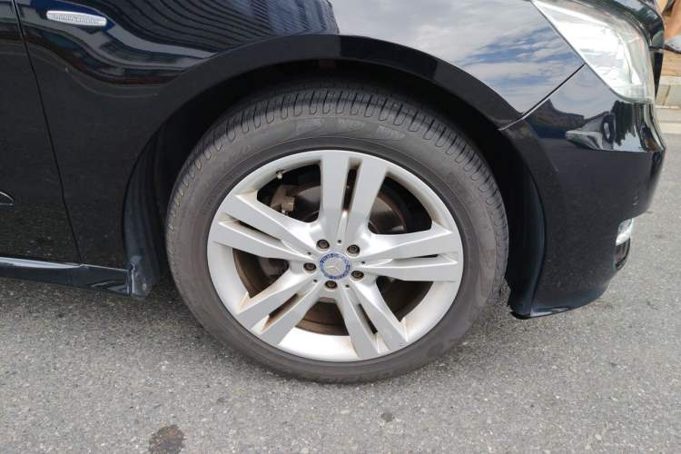 Used Mercedes-Benz R-Class 2017 R 320 4MATIC Luxury Collection Edition Right Front Wheel Hub